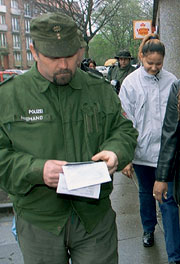 Einsatz gegen Menschenhandel. Polizisten führen in Hamburg zwei Frauen ab.