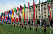 Feier zur Osterweiterung der Nato mit Fahnen der neuen Mitgliedsländer.