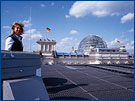 Bild: Claudia Stolz vor der Kuppel des Reichstagsgebäudes.