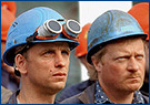 Bild: Nahaufnahme zweier Werftarbeiter mit blauem Helm bei einer Kundgebung