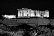 Bild: Blick auf den beleuchteten Parthenon in Athen bei Nacht