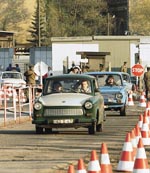Abfertigung von DDR-Bürgern am neuen Grenzübergang Potsdamer Platz