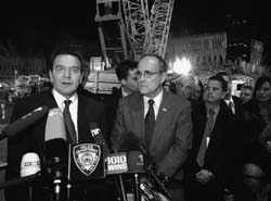 Bundeskanzler Gerhard Schröder mit dem New Yorker Bürgermeister Rudolph Giuliani am 9. Oktober vor den Trümmern des World Trade Center.