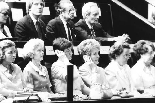 Die Diplomatenbühne des Deutschen Bundestages mit den Gattinnen (1982)
