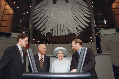Bundestagspräsident Wolfgang Thierse empfängt Queen Elisabeth II. (2000)