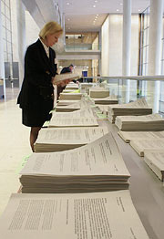 Bild: Viele geordnete Papierstapel in Reihe