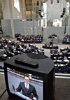 Bild: Fernsehschirm im Plenarsaal des Bundestages