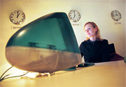 Bild: Frau surft in einem Internetcafe im Web