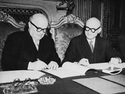 Der saarländische Ministerpräsident Johannes Hoffmann (links) und der französische Außenminister Robert Schuman hatte eine Woche vorher die umstrittenen Abkommen in Paris unterzeichnet.