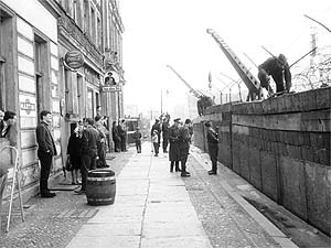 Fotografie: Soldaten der Volkspolizei der DDR beim Errichten der Mauer.