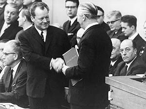 Fotografie: Bundesaußenminister Willy Brandt gratuliert Bundeskanzler Dr. Kurt Kiesinger