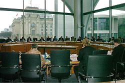 Blick in den Anhörungssaal 3.101 im Marie-Elisabeth-Lüders-Haus