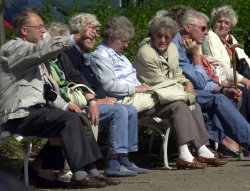 Rentner sitzen auf einer Parkbank
