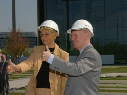Bundestagsvizepräsidentin Susanne Kastner und Direktor Hans-Joachim Stelzl
