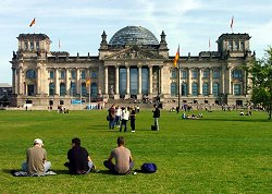 Menschen vor dem Reichstagsgebäude