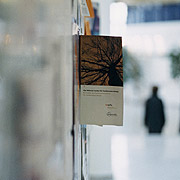 Bild: Broschüre an einem Regal: Impressionen in der Universität Witten/Herdecke.