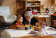 Bild: Konrad Schily mit Kindern im Kindergarten Witten-Mitte.