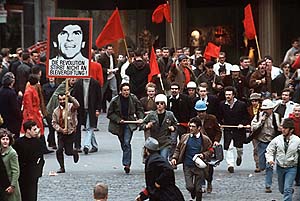 Fotografie: Studentendemonstration im Mai 1968 mit roten Fahnen und dem Portrait von Rudi Dutschke