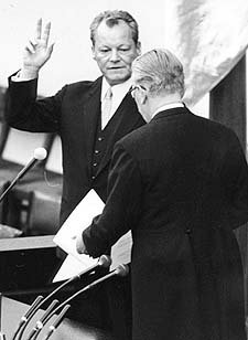 Fotografie: Willy Brandt hebt die Hand zum Amtseid