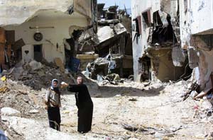 Palästinenserinnen im zerstörten Lager Dschenin.