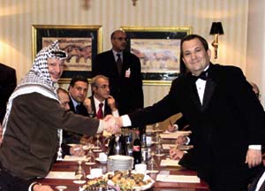Der fühere Ministerpräsident Barak und Arafat beim Nahostgipfel in Oslo 1999.