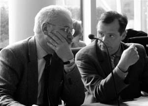 Erhard Busek (links), Koordinator des Stabilitätspaktes im Bild mit dem Ausschussvorsitzenden Friedbert Pflüger (CDU/CSU).
