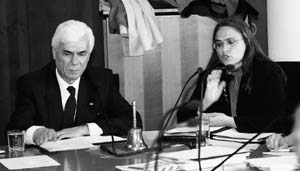 Serif Ünal (links), der türkische Unterstaatssekretär, im Bild mit der Ausschussvorsitzenden Christa Nickels.