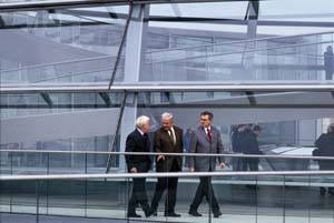 Volker Geginat (Mitte) mit Mitarbeitern Hartwig Bierhoff (links) und Hans-Peter Neumann an der Reichstagskuppel.
