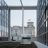 Bild: Tradition und Moderne verbinden: Blick vom Paul-Löbe-Haus auf das Reichstagsgebäude.