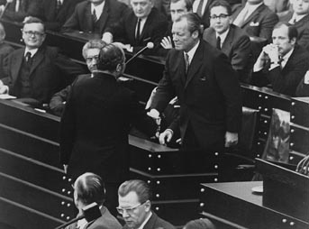 Nach dem gescheiterten Mißtrauensvotum gratuliert Rainer Barzel dem Bundeskanzler Willy Brandt