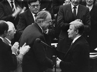Helmut Schmidt gratuliert seinem Amtsnachfolger Helmut Kohl