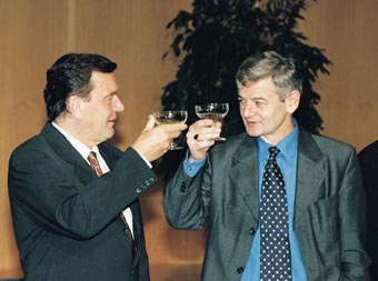 Gerhard Schröder und Joseph Fischer nach Abschluß der Koalitionsverhandlungen am 20. Oktober 1998