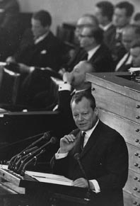 Willy Brandt stellt die Vertrauensfrage als Bundeskanzler