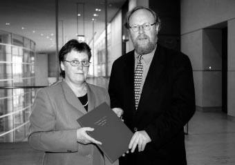 Bundestagspräsident Wolfgang Thierse (SPD) erhielt am 23. Mai den Jahresbericht von der Vorsitzenden des Petitionsausschusses, Heidemarie Lüth (PDS).