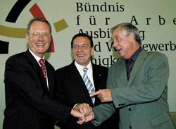Bündnis für Arbeit: Bundeskanzler Gerhard Schröder mit dem damaligen BDI-Präsidenten Hans-Olaf Henkel (links) und DGB-Chef Dieter Schulte (rechts).
