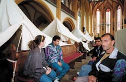 Flüchtlinge aus Armenien in einer Kirche in Jena.