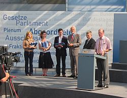von rechts: Bundestagsräsident Lammert, Fotograf Andreas Rost, Abg. Börnsen, Preisträger: Roman Tschujanow (1. Preis), Dora Gyarfas (3.), Olga Bramnik (2.)