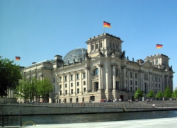 Foto: Reichstagsgebäude am Ufer der Spree