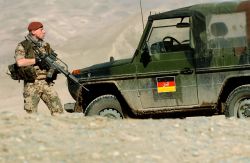 Bundeswehr-Soldat sichert mit einem Sturmgewehr in der afghanischen Provinz Kundus eine Gebirgsstrasse ab