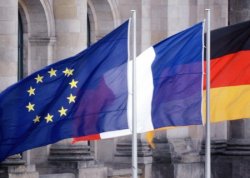 Deutschlandflagge, Französische-Flagge, und Europaflagge vor dem Reichstagsgebäude