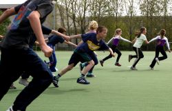 Sportstunde an einer Berliner Schule: Kinder laufen über einen Sportplatz