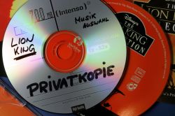 CompactDisc mit der Kopie einer Musik-CD liegt auf einem Schreibtisch
