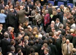 Foto: Abgeordnete während einer namentlichen Abstimmung im Plenarsaal des Deutschen Bundestages