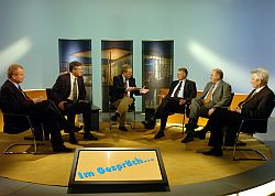 v.l.: Ruprecht Polenz (CDU/CSU), Wolfgang Gerhardt (FDP), Moderator Sönke Petersen, Hans-Ulrich Klose (SPD), Jerzy Montag (B90/DIE GRÜNEN) und Wolfgang Gehrcke (DIE LINKE)