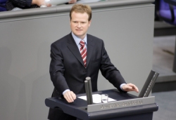 Foto: Frank Schwabe (SPD) am Rednerpult im Plenarsaal des Deutschen Bundestages, Klick vergrößert Bild