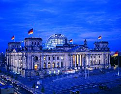 Reichstagsgebäude in der Dämmerung