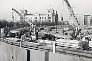 1961: Errichtung der Mauer zwischen Brandenburger Tor und Reichstagsgebäude.