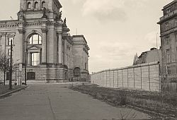 6.7.1966: Blick auf das Reichstagsgebäude, Ostseite, mit Berliner Mauer