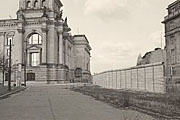 6.7.1966: Blick auf das Reichstagsgebäude, Ostseite, mit Berliner Mauer