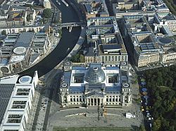Luftaufnahme des Reichstagsgebäudes mit anschließenden Parlamentsbauten